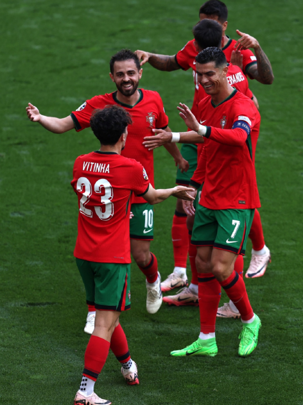 葡萄牙队鏖战韩国队，奥恰洛夫点燃赛场